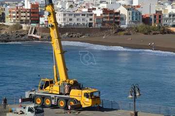 Una grúa de 80 metros trabaja en la reparación del Neptuno en Melenara/TA.